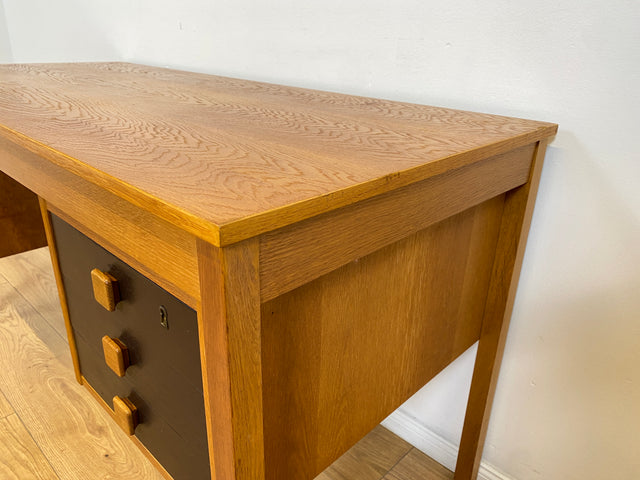 WMK # Stilvoller & sehr gut erhaltener skandinavischer 70er Jahre Schreibtisch , freistellend, mit Schubladen und formschönen Holzgriffen # Arbeitstisch Bürotisch Cheftisch Writing Desk Vintage Retro