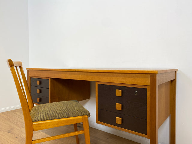 WMK # Stilvoller & sehr gut erhaltener skandinavischer 70er Jahre Schreibtisch , freistellend, mit Schubladen und formschönen Holzgriffen # Arbeitstisch Bürotisch Cheftisch Writing Desk Vintage Retro