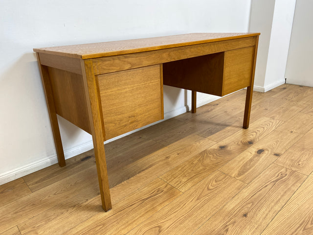 WMK # Stilvoller & sehr gut erhaltener skandinavischer 70er Jahre Schreibtisch , freistellend, mit Schubladen und formschönen Holzgriffen # Arbeitstisch Bürotisch Cheftisch Writing Desk Vintage Retro