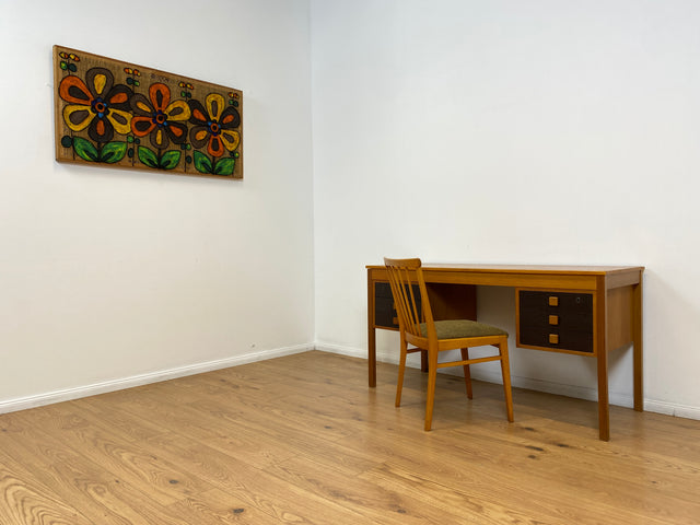 WMK # Stilvoller & sehr gut erhaltener skandinavischer 70er Jahre Schreibtisch , freistellend, mit Schubladen und formschönen Holzgriffen # Arbeitstisch Bürotisch Cheftisch Writing Desk Vintage Retro