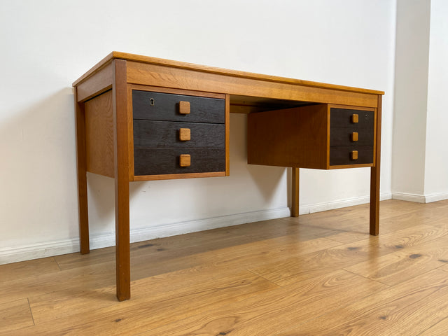 WMK # Stilvoller & sehr gut erhaltener skandinavischer 70er Jahre Schreibtisch , freistellend, mit Schubladen und formschönen Holzgriffen # Arbeitstisch Bürotisch Cheftisch Writing Desk Vintage Retro