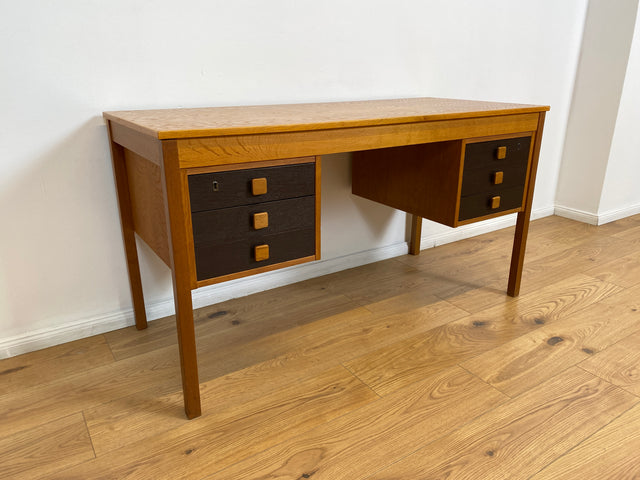 WMK # Stilvoller & sehr gut erhaltener skandinavischer 70er Jahre Schreibtisch , freistellend, mit Schubladen und formschönen Holzgriffen # Arbeitstisch Bürotisch Cheftisch Writing Desk Vintage Retro