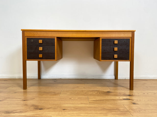 WMK # Stilvoller & sehr gut erhaltener skandinavischer 70er Jahre Schreibtisch , freistellend, mit Schubladen und formschönen Holzgriffen # Arbeitstisch Bürotisch Cheftisch Writing Desk Vintage Retro