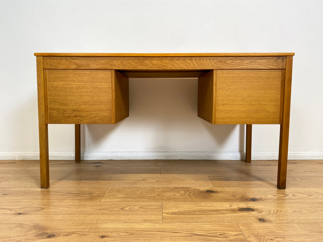 WMK # Stilvoller & sehr gut erhaltener skandinavischer 70er Jahre Schreibtisch , freistellend, mit Schubladen und formschönen Holzgriffen # Arbeitstisch Bürotisch Cheftisch Writing Desk Vintage Retro
