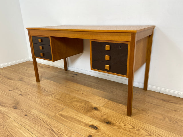 WMK # Stilvoller & sehr gut erhaltener skandinavischer 70er Jahre Schreibtisch , freistellend, mit Schubladen und formschönen Holzgriffen # Arbeitstisch Bürotisch Cheftisch Writing Desk Vintage Retro