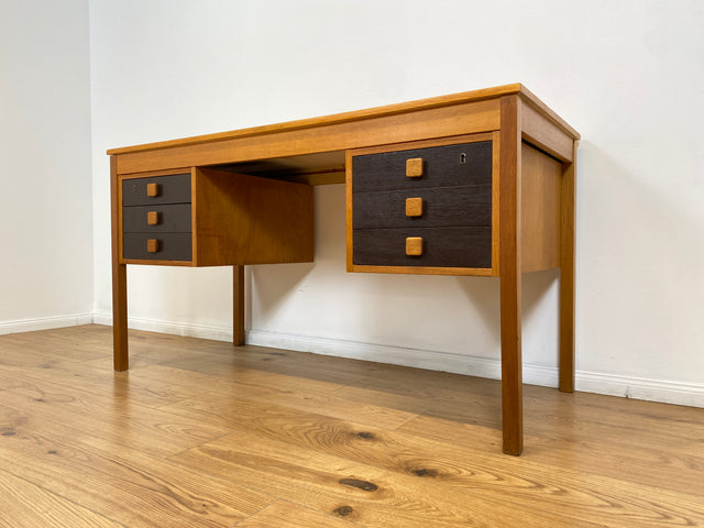 WMK # Stilvoller & sehr gut erhaltener skandinavischer 70er Jahre Schreibtisch , freistellend, mit Schubladen und formschönen Holzgriffen # Arbeitstisch Bürotisch Cheftisch Writing Desk Vintage Retro