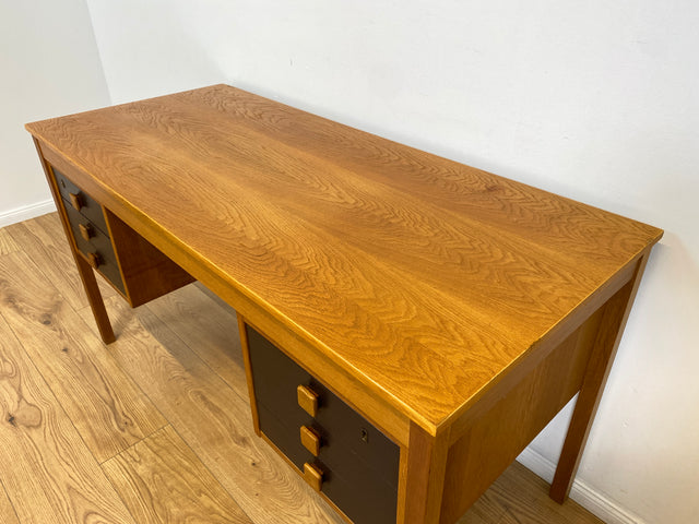 WMK # Stilvoller & sehr gut erhaltener skandinavischer 70er Jahre Schreibtisch , freistellend, mit Schubladen und formschönen Holzgriffen # Arbeitstisch Bürotisch Cheftisch Writing Desk Vintage Retro