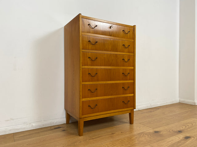 WMK Stilvolle und sehr gut erhaltene hohe skandinavische Mid-Century Kommode aus vollem Holz mit Schubladen & Messinggriffen # Schrank Highboard Sideboard Schubladenkommode Wäschekommode Chest Vintage
