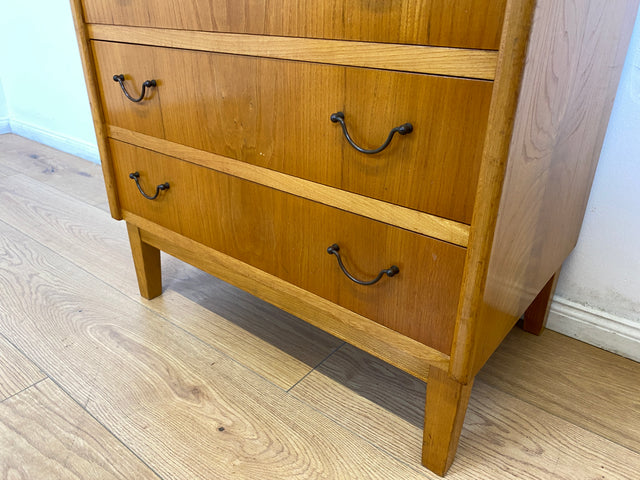 WMK Stilvolle und sehr gut erhaltene hohe skandinavische Mid-Century Kommode aus vollem Holz mit Schubladen & Messinggriffen # Schrank Highboard Sideboard Schubladenkommode Wäschekommode Chest Vintage