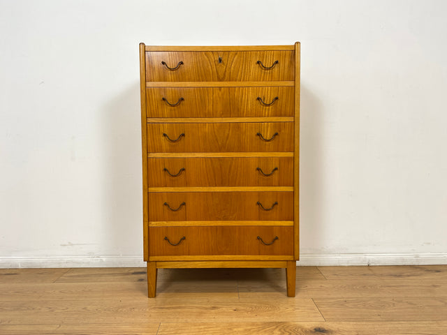 WMK Stilvolle und sehr gut erhaltene hohe skandinavische Mid-Century Kommode aus vollem Holz mit Schubladen & Messinggriffen # Schrank Highboard Sideboard Schubladenkommode Wäschekommode Chest Vintage