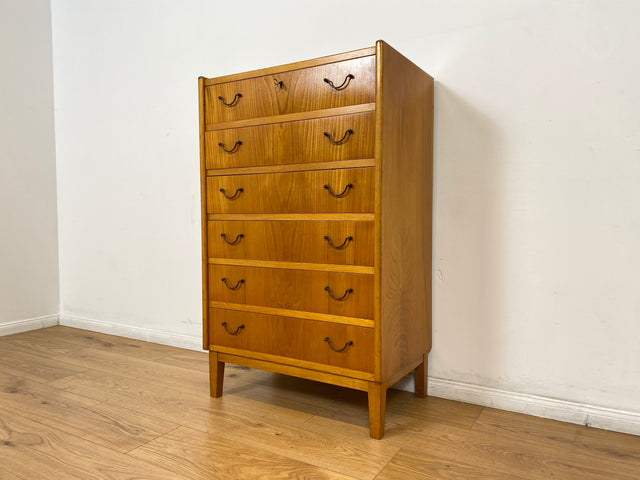 WMK Stilvolle und sehr gut erhaltene hohe skandinavische Mid-Century Kommode aus vollem Holz mit Schubladen & Messinggriffen # Schrank Highboard Sideboard Schubladenkommode Wäschekommode Chest Vintage