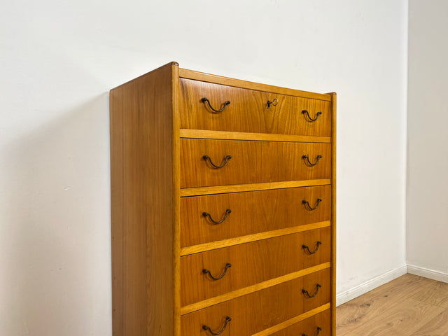 WMK Stilvolle und sehr gut erhaltene hohe skandinavische Mid-Century Kommode aus vollem Holz mit Schubladen & Messinggriffen # Schrank Highboard Sideboard Schubladenkommode Wäschekommode Chest Vintage