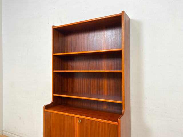 WMK Stilvoller und gut erhaltener skandinavischer Mid-Century Bücherschrank aus vollem Holz mit verstellbaren Regalböden # Bücherregal Regal Highboard Kommode Geschirrschrank Sideboard Vintage 60er