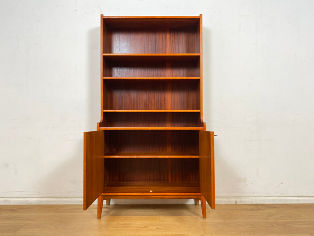 WMK Stilvoller und gut erhaltener skandinavischer Mid-Century Bücherschrank aus vollem Holz mit verstellbaren Regalböden # Bücherregal Regal Highboard Kommode Geschirrschrank Sideboard Vintage 60er