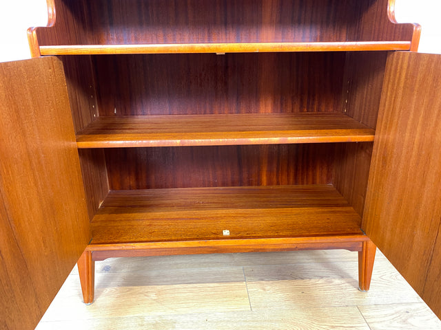 WMK Stilvoller und gut erhaltener skandinavischer Mid-Century Bücherschrank aus vollem Holz mit verstellbaren Regalböden # Bücherregal Regal Highboard Kommode Geschirrschrank Sideboard Vintage 60er