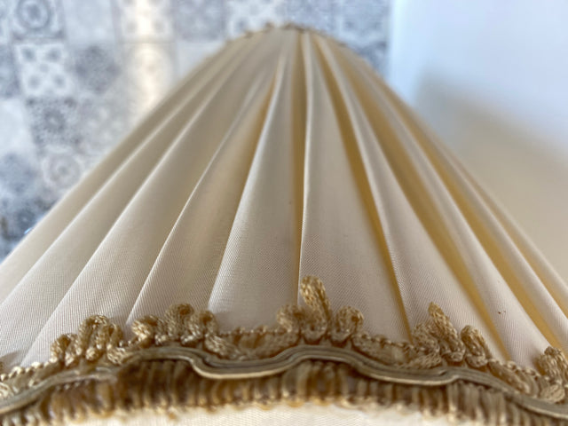 WMK Edle und sehr gut erhaltene 140cm große Vintage Bodenlampe mit wunderschönem Lampenschirm und Vasenfuß aus Porzellan # Lampe Leuchte Stehlampe Stehleuchte Leselampe Vasenlampe Retro Mid-Century