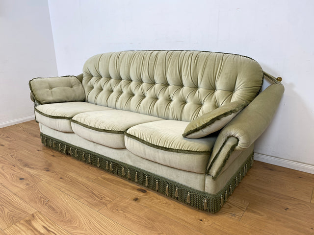 WMK Hübsches, bequemes und sehr gut erhaltenes Vintage Sofa mit gestepptem Rücken, ausklappbaren Armlehnen, Fransen & samtigen Originalbezug # 3er Couch 3-Sitzer Sitzgarnitur Daybed Loveseat Retro