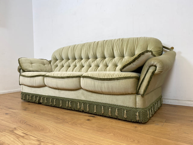 WMK Hübsches, bequemes und sehr gut erhaltenes Vintage Sofa mit gestepptem Rücken, ausklappbaren Armlehnen, Fransen & samtigen Originalbezug # 3er Couch 3-Sitzer Sitzgarnitur Daybed Loveseat Retro