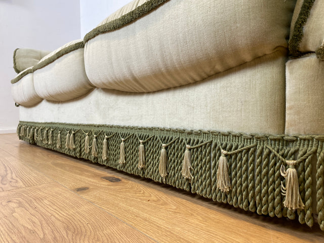 WMK Hübsches, bequemes und sehr gut erhaltenes Vintage Sofa mit gestepptem Rücken, ausklappbaren Armlehnen, Fransen & samtigen Originalbezug # 3er Couch 3-Sitzer Sitzgarnitur Daybed Loveseat Retro