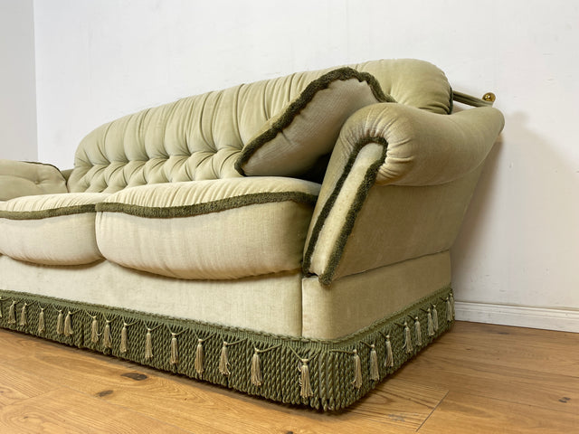 WMK Hübsches, bequemes und sehr gut erhaltenes Vintage Sofa mit gestepptem Rücken, ausklappbaren Armlehnen, Fransen & samtigen Originalbezug # 3er Couch 3-Sitzer Sitzgarnitur Daybed Loveseat Retro