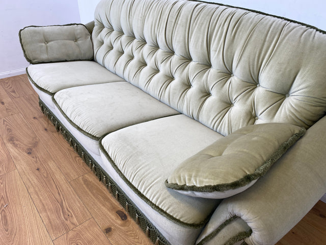 WMK Hübsches, bequemes und sehr gut erhaltenes Vintage Sofa mit gestepptem Rücken, ausklappbaren Armlehnen, Fransen & samtigen Originalbezug # 3er Couch 3-Sitzer Sitzgarnitur Daybed Loveseat Retro