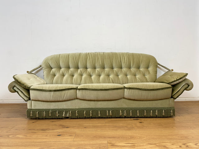 WMK Hübsches, bequemes und sehr gut erhaltenes Vintage Sofa mit gestepptem Rücken, ausklappbaren Armlehnen, Fransen & samtigen Originalbezug # 3er Couch 3-Sitzer Sitzgarnitur Daybed Loveseat Retro