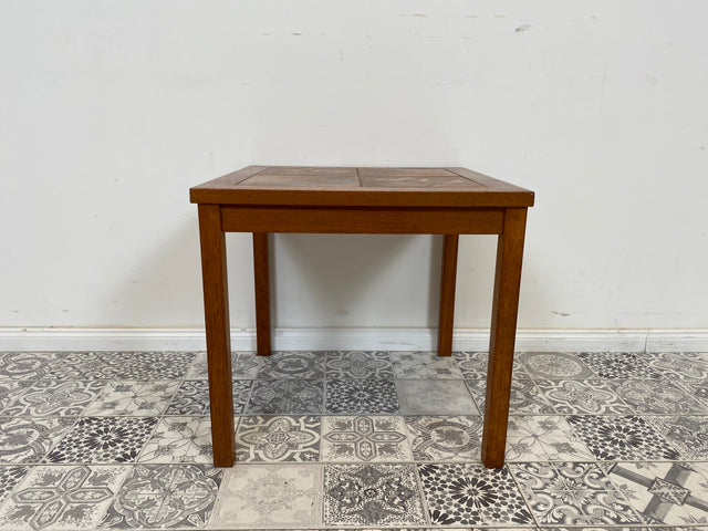 WMK Hübscher und gut erhaltener skandinavischer Couchtisch mit kunstvollen Fliesen und geraden Beinen - Tisch Beistelltisch Kacheltisch Coffee Table Vintage Mid-Century - Lieferung möglich