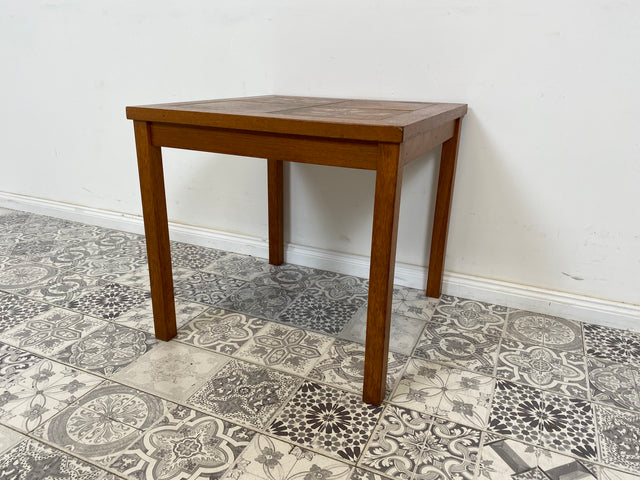 WMK Hübscher und gut erhaltener skandinavischer Couchtisch mit kunstvollen Fliesen und geraden Beinen - Tisch Beistelltisch Kacheltisch Coffee Table Vintage Mid-Century - Lieferung möglich