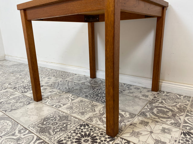 WMK Hübscher und gut erhaltener skandinavischer Couchtisch mit kunstvollen Fliesen und geraden Beinen - Tisch Beistelltisch Kacheltisch Coffee Table Vintage Mid-Century - Lieferung möglich