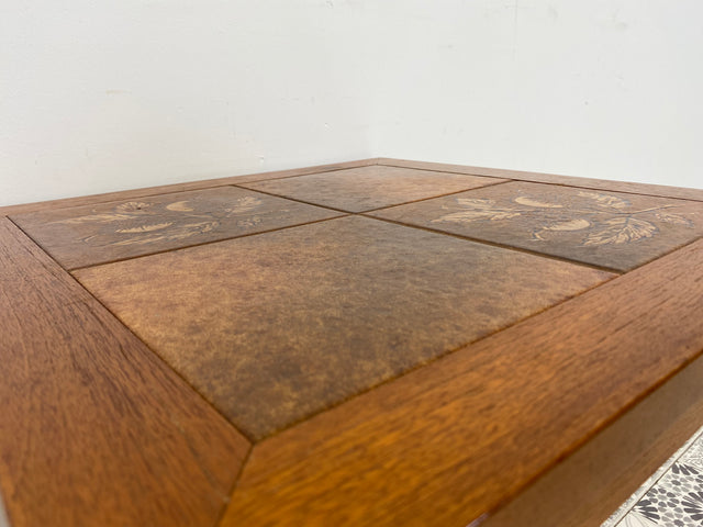 WMK Hübscher und gut erhaltener skandinavischer Couchtisch mit kunstvollen Fliesen und geraden Beinen - Tisch Beistelltisch Kacheltisch Coffee Table Vintage Mid-Century - Lieferung möglich