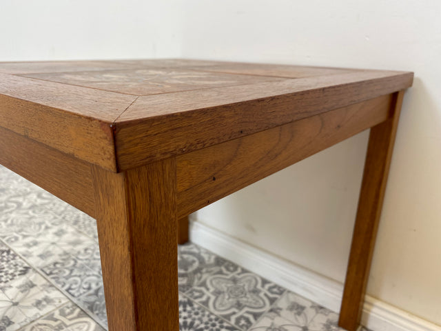 WMK Hübscher und gut erhaltener skandinavischer Couchtisch mit kunstvollen Fliesen und geraden Beinen - Tisch Beistelltisch Kacheltisch Coffee Table Vintage Mid-Century - Lieferung möglich