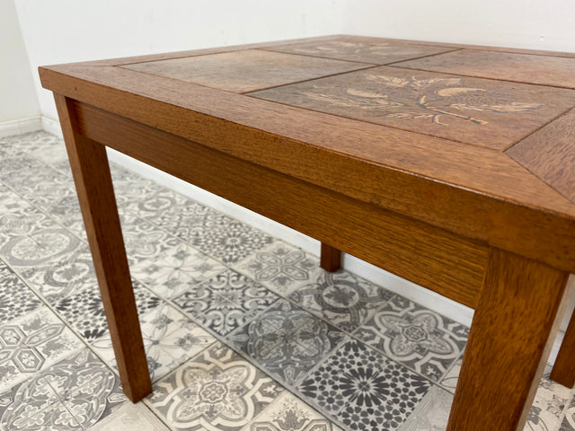WMK Hübscher und gut erhaltener skandinavischer Couchtisch mit kunstvollen Fliesen und geraden Beinen - Tisch Beistelltisch Kacheltisch Coffee Table Vintage Mid-Century - Lieferung möglich