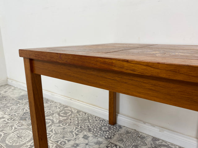 WMK Hübscher und gut erhaltener skandinavischer Couchtisch mit kunstvollen Fliesen und geraden Beinen - Tisch Beistelltisch Kacheltisch Coffee Table Vintage Mid-Century - Lieferung möglich