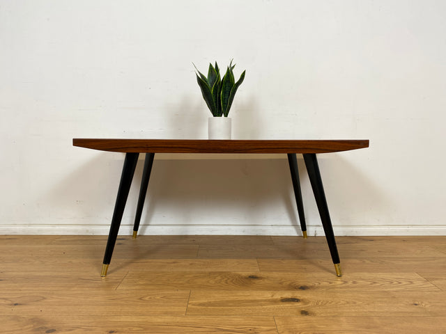 WMK Sehr hübscher & gut erhaltener Mid-Century Couchtisch aus 1962 von Franz Widynski (Berlin) auf zeittypischen konischen Füßen