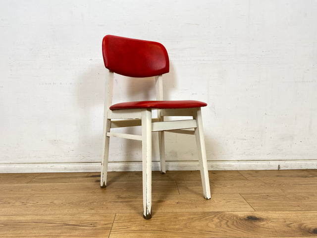 WMK Hübscher und sehr bequemer weißer Retro Küchenstuhl mit roter Kunstleder Polsterung # Stuhl Stühle Esszimmerstühle Lederstuhl Dining Chair Küche Vintage Space Age 60er 70er # Versand möglich