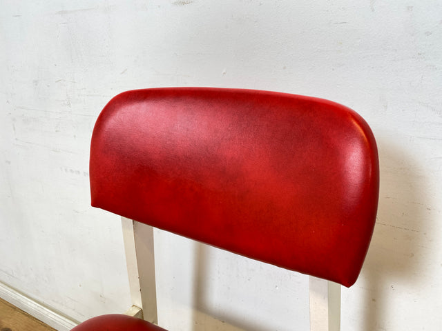 WMK Hübscher und sehr bequemer weißer Retro Küchenstuhl mit roter Kunstleder Polsterung # Stuhl Stühle Esszimmerstühle Lederstuhl Dining Chair Küche Vintage Space Age 60er 70er # Versand möglich