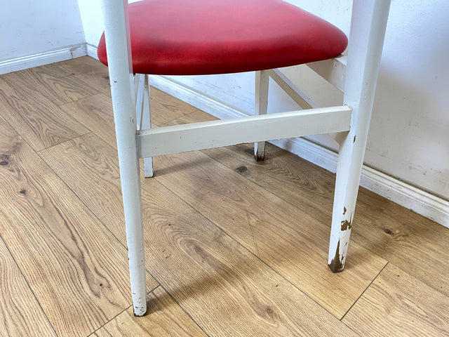 WMK Hübscher und sehr bequemer weißer Retro Küchenstuhl mit roter Kunstleder Polsterung # Stuhl Stühle Esszimmerstühle Lederstuhl Dining Chair Küche Vintage Space Age 60er 70er # Versand möglich