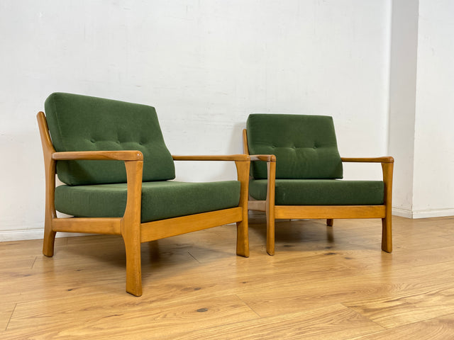WMK 1/2 Eleganter und sehr bequemer 60er Jahre Mid-Century Sessel in gutem Zustand mit hochwertigem Holzrahmen & weichem grünem Bezug # Clubsessel Lesesessel Armchair Easy Chair Skandinavisch Vintage