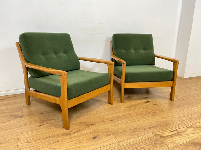 WMK 1/2 Eleganter und sehr bequemer 60er Jahre Mid-Century Sessel in gutem Zustand mit hochwertigem Holzrahmen & weichem grünem Bezug # Clubsessel Lesesessel Armchair Easy Chair Skandinavisch Vintage