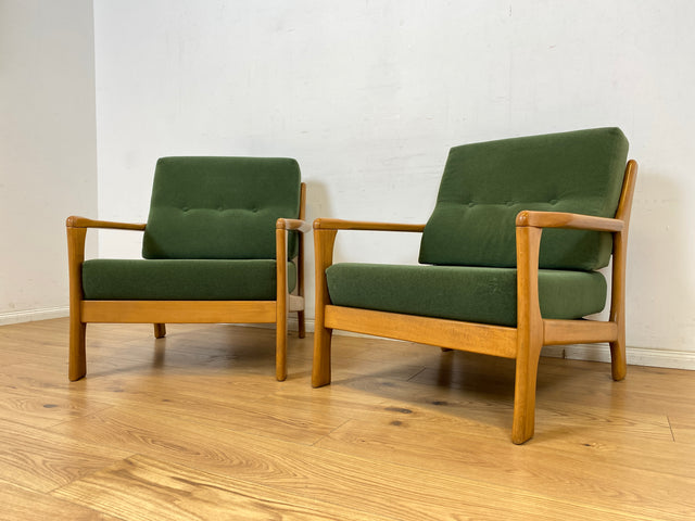 WMK 1/2 Eleganter und sehr bequemer 60er Jahre Mid-Century Sessel in gutem Zustand mit hochwertigem Holzrahmen & weichem grünem Bezug # Clubsessel Lesesessel Armchair Easy Chair Skandinavisch Vintage