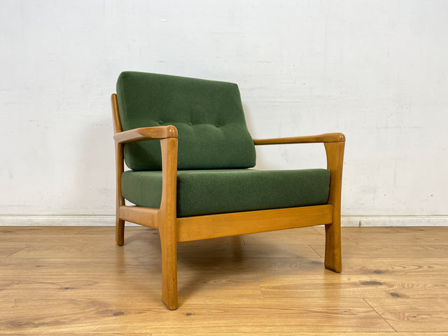 WMK 1/2 Eleganter und sehr bequemer 60er Jahre Mid-Century Sessel in gutem Zustand mit hochwertigem Holzrahmen & weichem grünem Bezug # Clubsessel Lesesessel Armchair Easy Chair Skandinavisch Vintage
