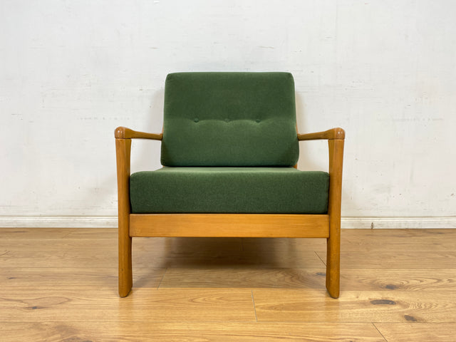 WMK 1/2 Eleganter und sehr bequemer 60er Jahre Mid-Century Sessel in gutem Zustand mit hochwertigem Holzrahmen & weichem grünem Bezug # Clubsessel Lesesessel Armchair Easy Chair Skandinavisch Vintage