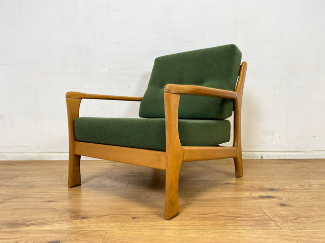 WMK 1/2 Eleganter und sehr bequemer 60er Jahre Mid-Century Sessel in gutem Zustand mit hochwertigem Holzrahmen & weichem grünem Bezug # Clubsessel Lesesessel Armchair Easy Chair Skandinavisch Vintage