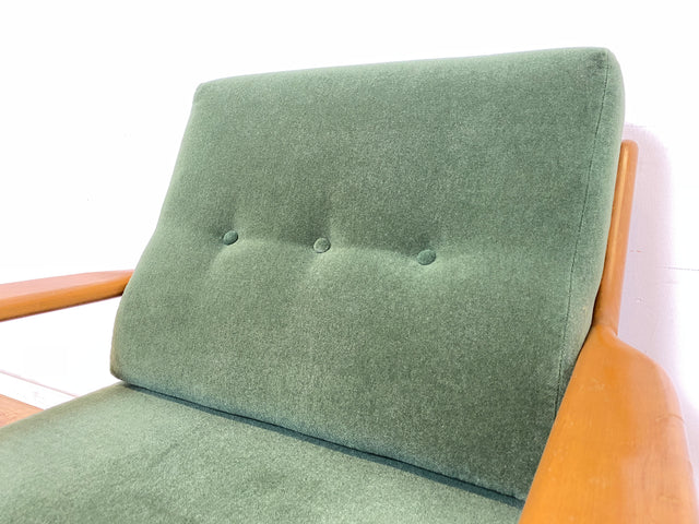 WMK 1/2 Eleganter und sehr bequemer 60er Jahre Mid-Century Sessel in gutem Zustand mit hochwertigem Holzrahmen & weichem grünem Bezug # Clubsessel Lesesessel Armchair Easy Chair Skandinavisch Vintage