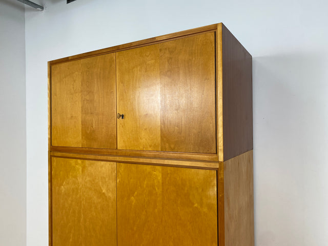 WMK # Raumaufhellender und geräumiger Mid-Century Kleiderschrank aus 1964 in Buche und Birke mit Aufsatz # Schrank Wäscheschrank Wardrobe Schlafzimmerschrank Aufsatzschrank DDR Vintage Retro 60er