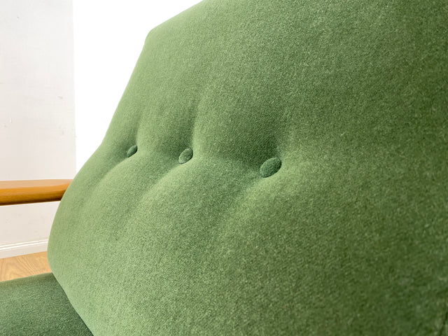 WMK 1/2 Eleganter und sehr bequemer 60er Jahre Mid-Century Sessel in gutem Zustand mit hochwertigem Holzrahmen & weichem grünem Bezug # Clubsessel Lesesessel Armchair Easy Chair Skandinavisch Vintage