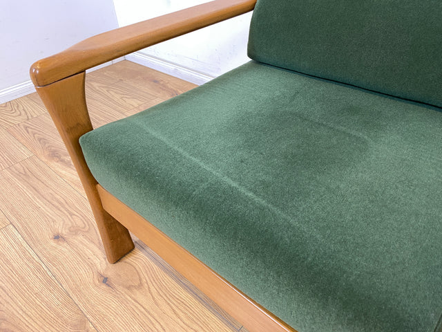 WMK 1/2 Eleganter und sehr bequemer 60er Jahre Mid-Century Sessel in gutem Zustand mit hochwertigem Holzrahmen & weichem grünem Bezug # Clubsessel Lesesessel Armchair Easy Chair Skandinavisch Vintage