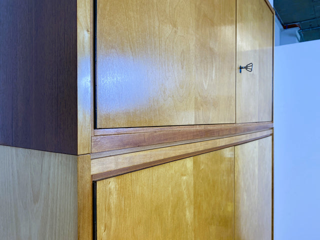 WMK # Raumaufhellender und geräumiger Mid-Century Kleiderschrank aus 1964 in Buche und Birke mit Aufsatz # Schrank Wäscheschrank Wardrobe Schlafzimmerschrank Aufsatzschrank DDR Vintage Retro 60er