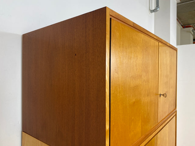 WMK # Raumaufhellender und geräumiger Mid-Century Kleiderschrank aus 1964 in Buche und Birke mit Aufsatz # Schrank Wäscheschrank Wardrobe Schlafzimmerschrank Aufsatzschrank DDR Vintage Retro 60er
