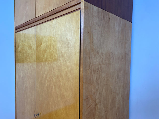 WMK # Raumaufhellender und geräumiger Mid-Century Kleiderschrank aus 1964 in Buche und Birke mit Aufsatz # Schrank Wäscheschrank Wardrobe Schlafzimmerschrank Aufsatzschrank DDR Vintage Retro 60er